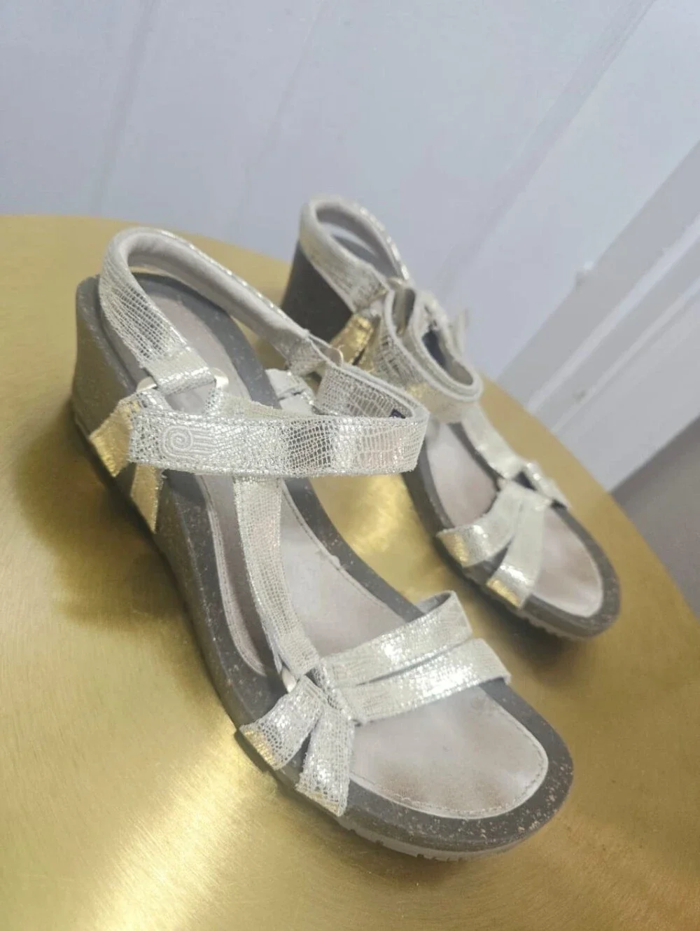 Teva Ventura Metallic Gold Leather Snake Print Sz 10 Wedge Strappy Sandals